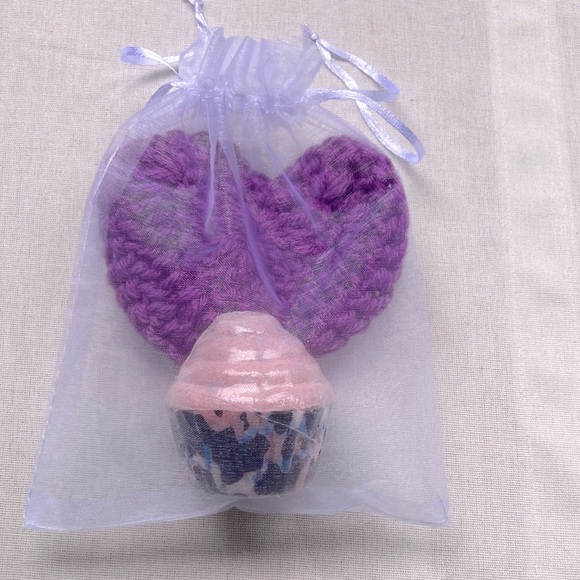 Heart Crochet Scrubby 4.25 x 4 inches and Mini Cupcake Bath Fizzie 2.5 oz Purple - Picture 7 of 9